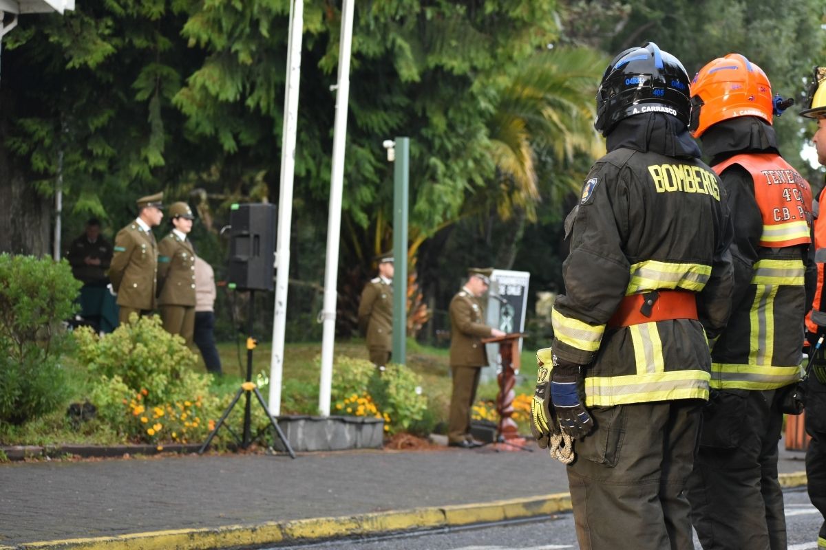 cuerpo de bomberos de pucón saluda a carabineros de chile en su aniversario el 27 de abril de 2025 en pucón