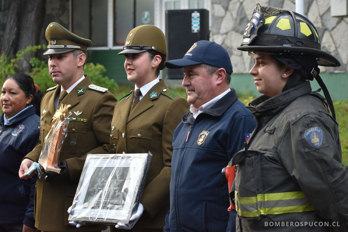 cuerpo de bomberos de pucón saluda a carabineros de chile en su aniversario el 27 de abril de 2025 en pucón