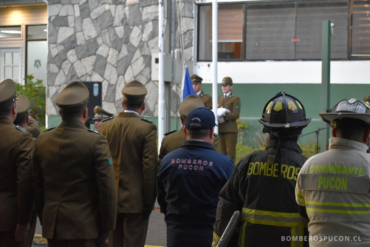 cuerpo de bomberos de pucón saluda a carabineros de chile en su aniversario el 27 de abril de 2025 en pucón