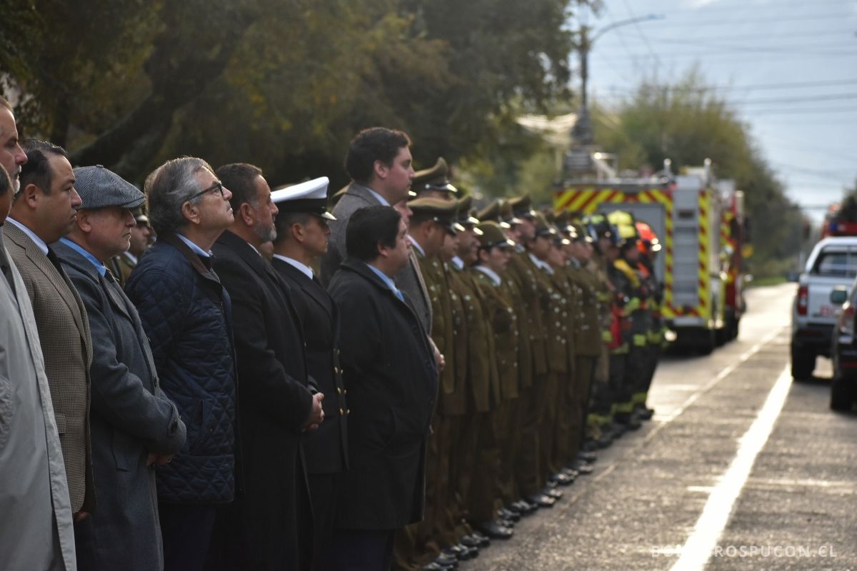 cuerpo de bomberos de pucón saluda a carabineros de chile en su aniversario el 27 de abril de 2025 en pucón