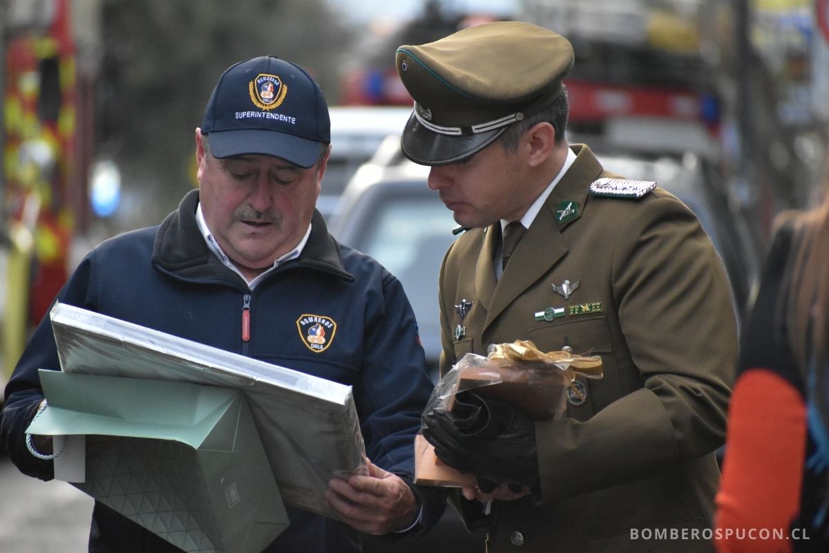 cuerpo de bomberos de pucón saluda a carabineros de chile en su aniversario el 27 de abril de 2025 en pucón
