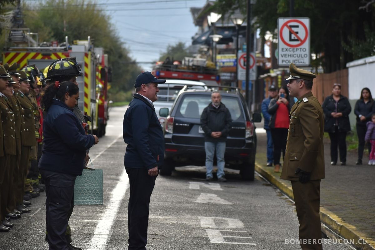 cuerpo de bomberos de pucón saluda a carabineros de chile en su aniversario el 27 de abril de 2025 en pucón