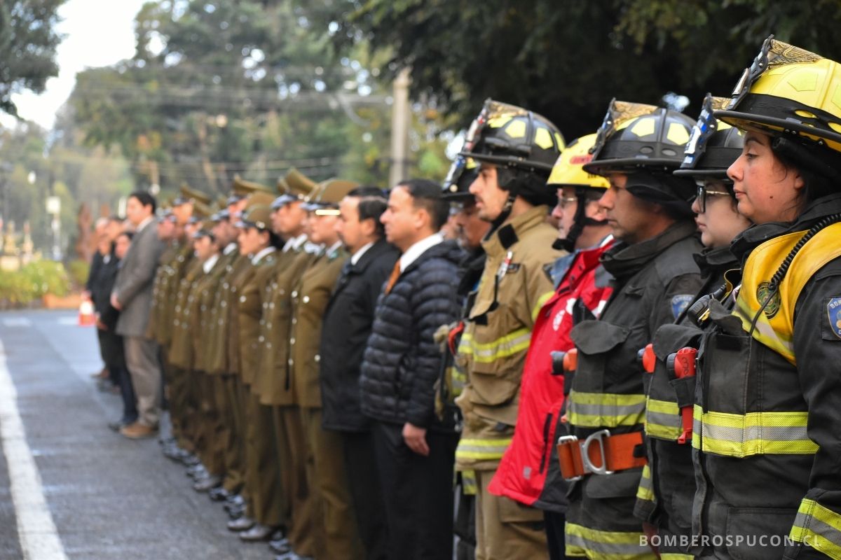 cuerpo de bomberos de pucón saluda a carabineros de chile en su aniversario el 27 de abril de 2025 en pucón