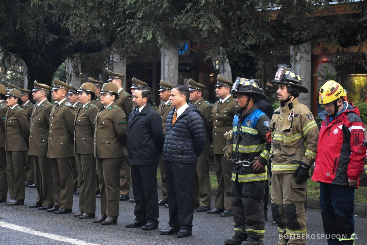 cuerpo de bomberos de pucón saluda a carabineros de chile en su aniversario el 27 de abril de 2025 en pucón