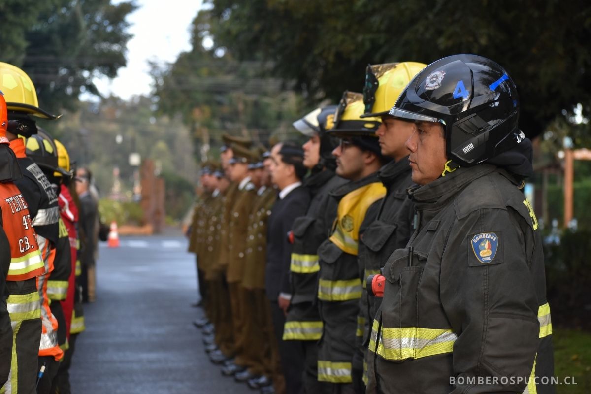 cuerpo de bomberos de pucón saluda a carabineros de chile en su aniversario el 27 de abril de 2025 en pucón