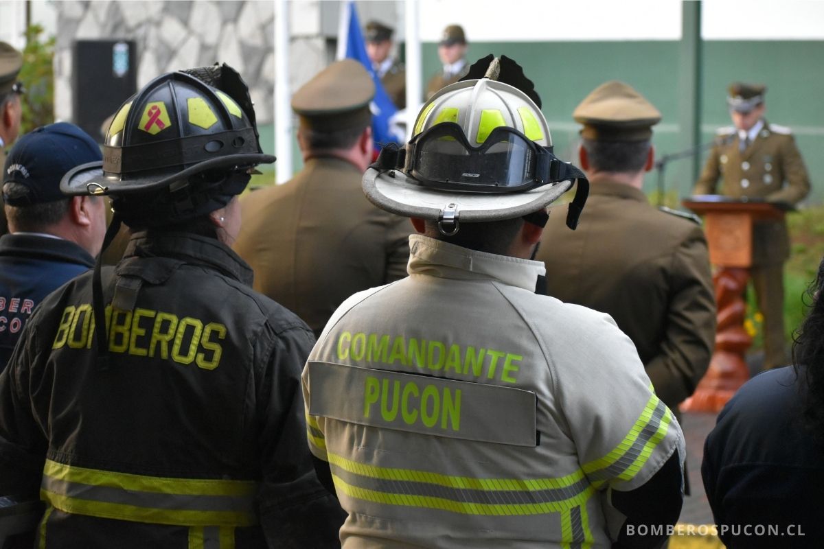 cuerpo de bomberos de pucón saluda a carabineros de chile en su aniversario el 27 de abril de 2025 en pucón