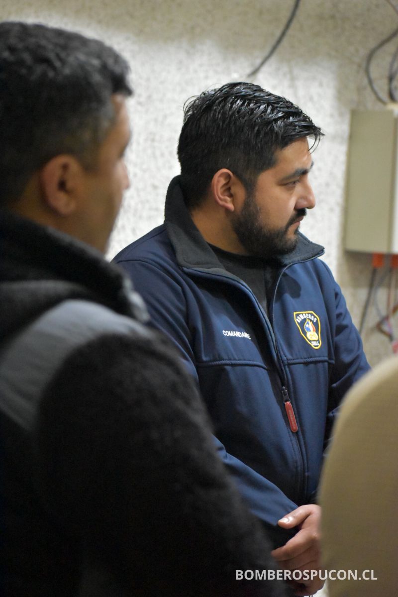 12 de mayo entrega de uniformes para departamento de estudios técnicos del cuerpo de bomberos de Pucón 10