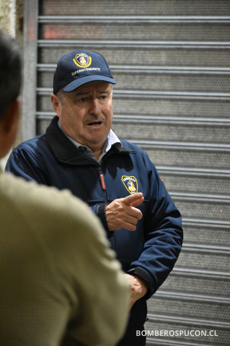 12 de mayo entrega de uniformes para departamento de estudios técnicos del cuerpo de bomberos de Pucón 11