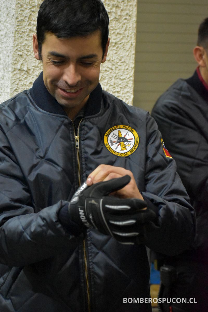 12 de mayo entrega de uniformes para departamento de estudios técnicos del cuerpo de bomberos de Pucón 12