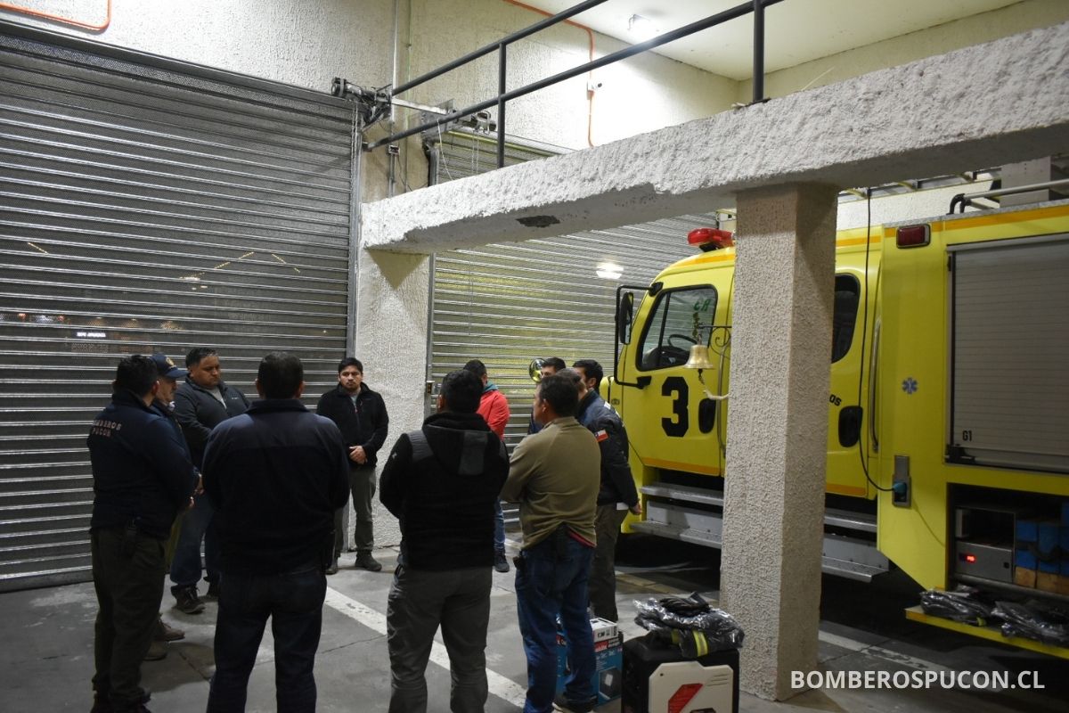 12 de mayo entrega de uniformes para departamento de estudios técnicos del cuerpo de bomberos de Pucón 2