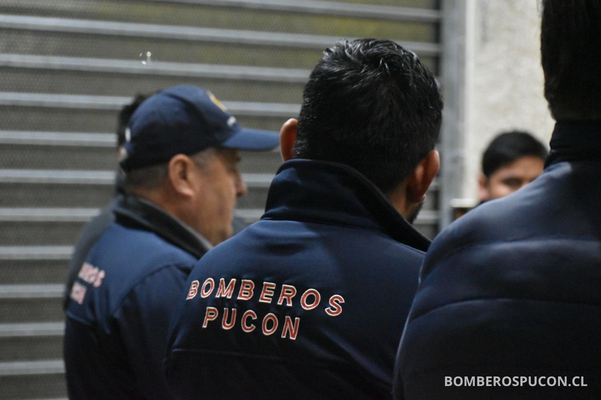 12 de mayo entrega de uniformes para departamento de estudios técnicos del cuerpo de bomberos de Pucón 3