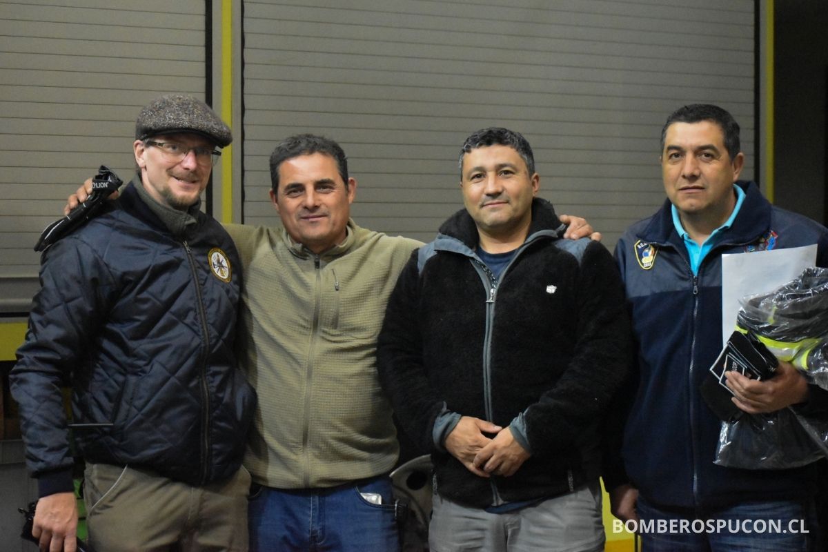 12 de mayo entrega de uniformes para departamento de estudios técnicos del cuerpo de bomberos de Pucón 4