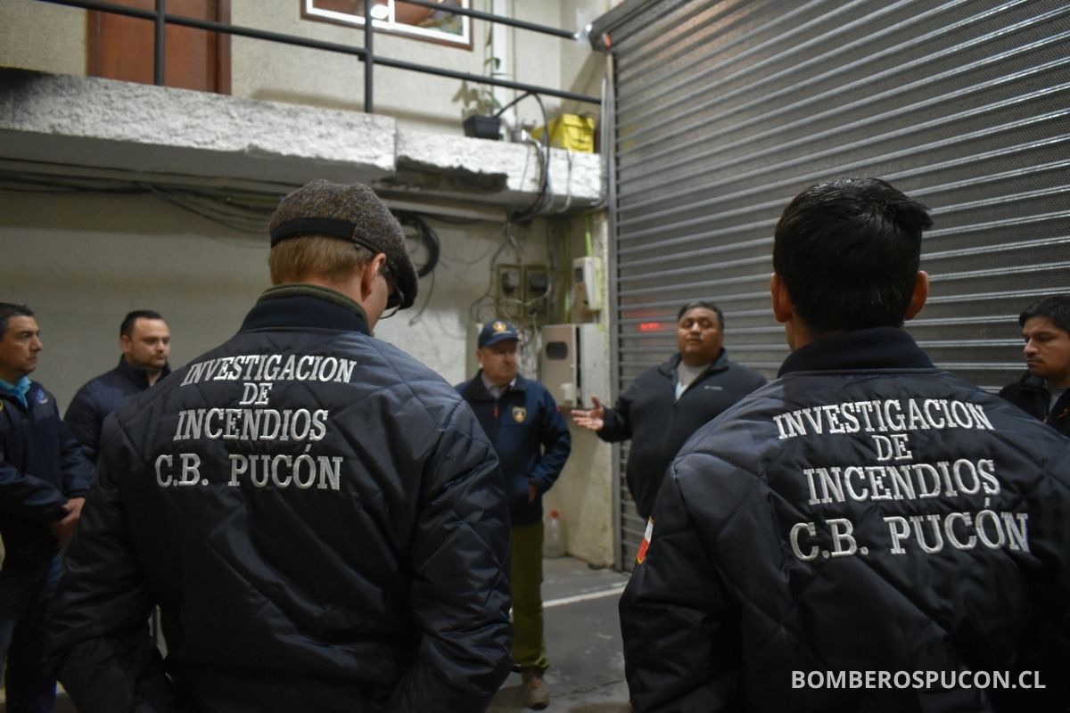 12 de mayo entrega de uniformes para departamento de estudios técnicos del cuerpo de bomberos de Pucón 5