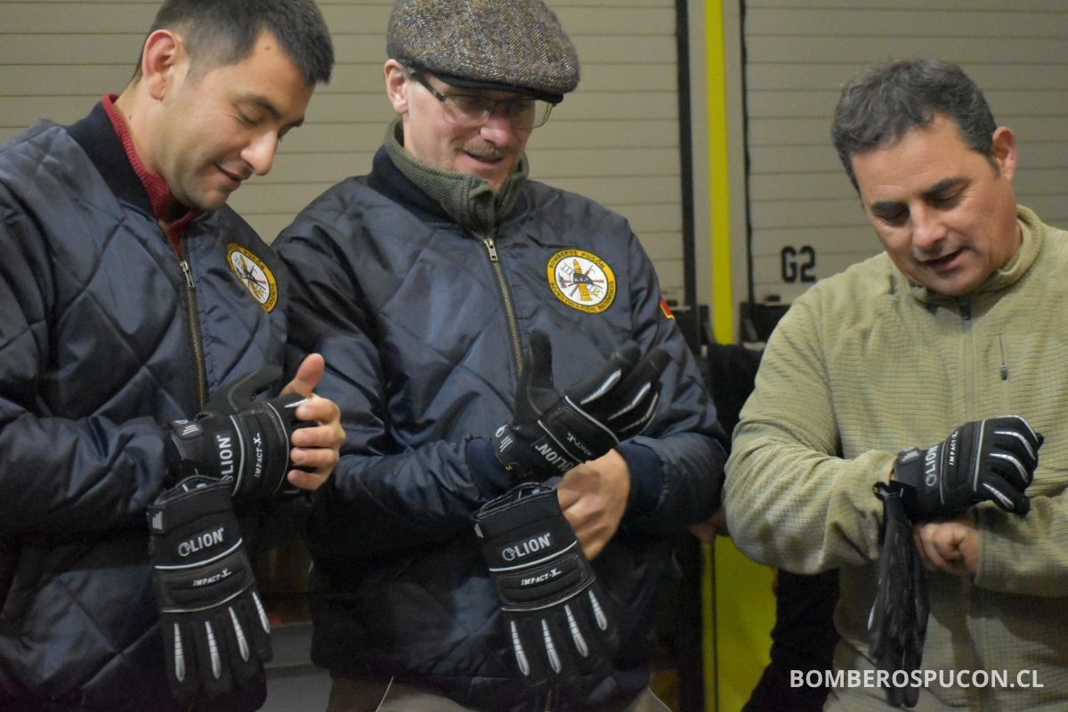 12 de mayo entrega de uniformes para departamento de estudios técnicos del cuerpo de bomberos de Pucón 7