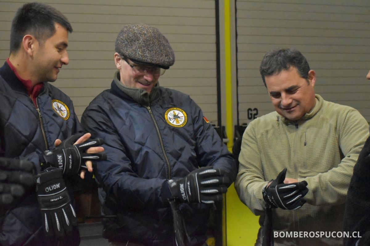 12 de mayo entrega de uniformes para departamento de estudios técnicos del cuerpo de bomberos de Pucón 8