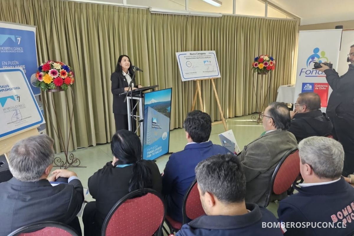 autoridades se reunen en ceremonia de hospital clinico san francisco de pucon, asiste superintendente y 2 comandante del cuerpo de bomberos de pucon