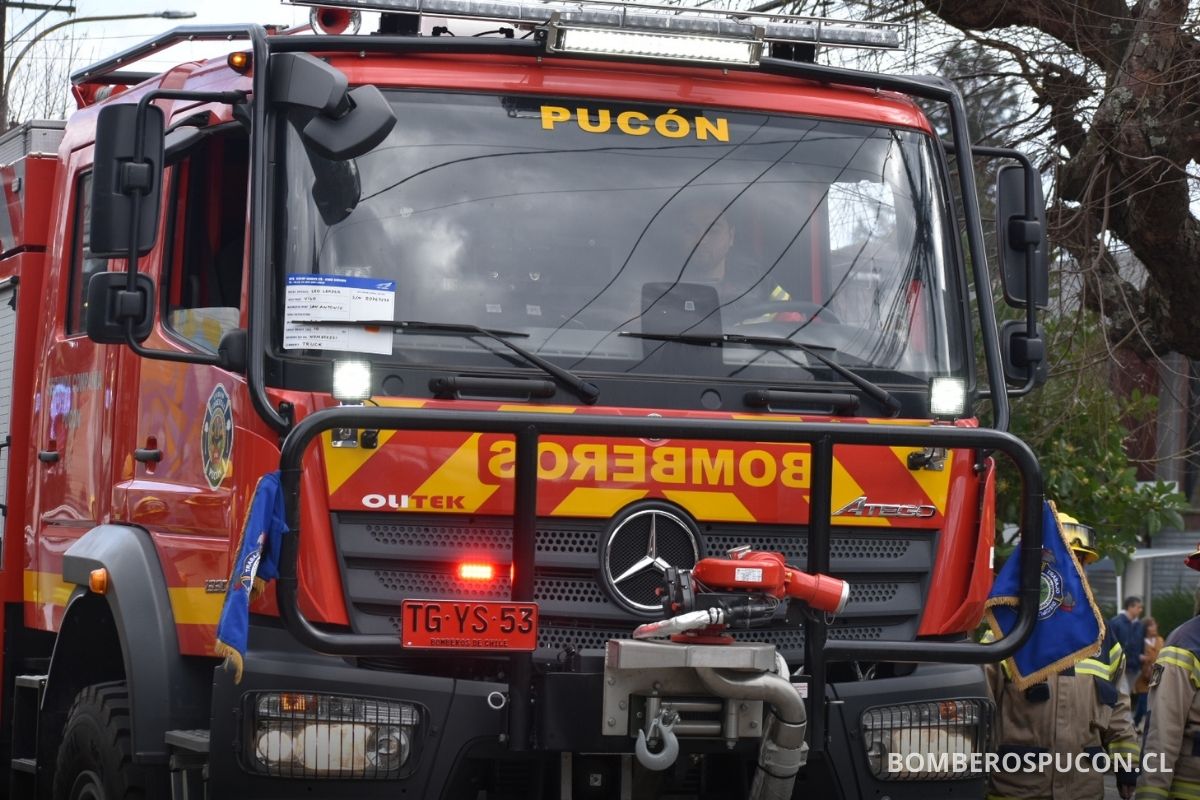 segunda compañia bomberos pucon recibe nuevo carro forestal agosto 2025